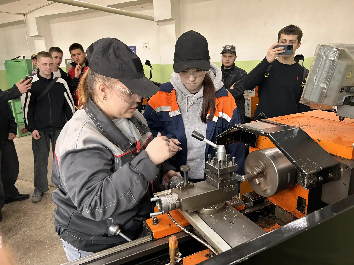 Будущее начинается с выбора: школьники из МБОУ СОШ №1 с.Троицкое попробовали себя в профессиях Хабаровского автомеханического колледжа (АВТОДОР)