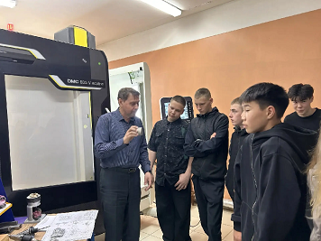 В Хабаровском автомеханическом колледже прошла профориентационная экскурсия для учеников 8–9 классов из МБОУ СОШ №1 с.Троицкое. Ребята не просто познакомились с колледжем, но и попробовали себя в роли настоящих мастеров!