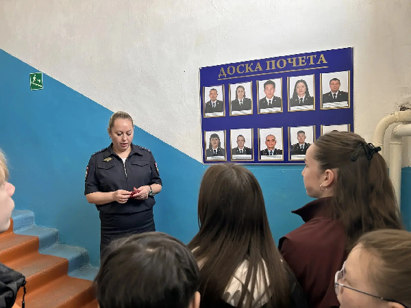 Профориентационная экскурсия для школьников: знакомство с работой полиции!  .